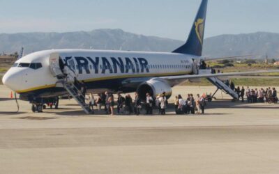 Ryanair boss Michael O&apos;Leary urges passengers to ignore government advice and travel with cabin baggage only